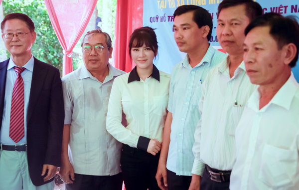 Lý Nhã Kỳ giản dị đi trao nhà tình nghĩa