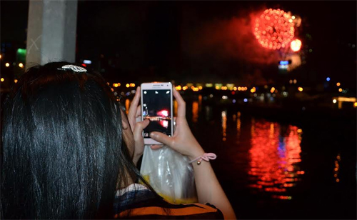 Nhiều người sử dụng điện thoại di động chụp ảnh những màn pháo hoa.