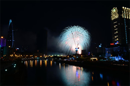 TP Hồ Chí Minh rực rỡ pháo hoa mừng kỷ niệm ngày toàn thắng