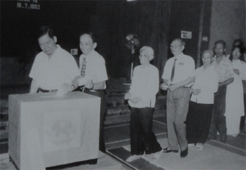 Hội nghị lấy ý kiến cử tri nơi công tác và nơi cư trú đối với người ứng cử ĐBQH, đại biểu HĐND được tiến hành như thế nào?
