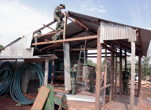 Lốc xoáy làm 216 ngôi nhà bị sập và tốc mái