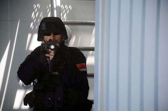 Chiếm lĩnh các vị trí trên tàu.