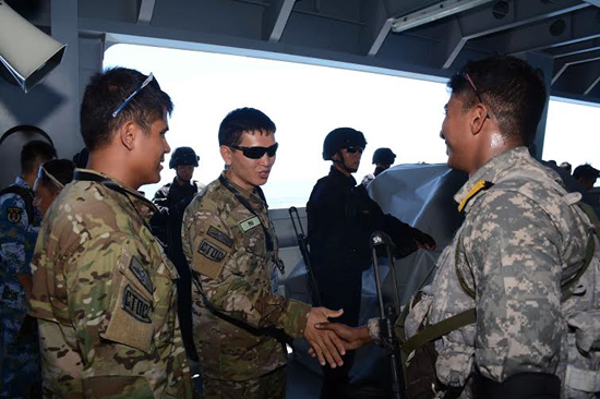 Chúc mừng nhau khi hoàn thành nhiệm vụ.