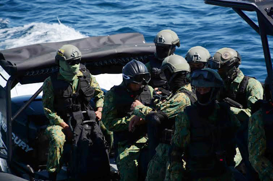 Đặc nhiệm chuẩn bị cập mạn tàu.