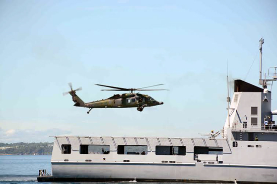 Máy bay trực thăng Blackhawk tiếp cận tàu.