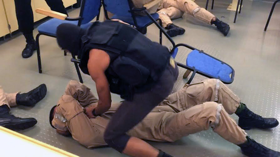 Khủng bố đang khống chế con tin.