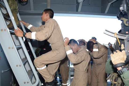 ... và bị bắt giữ.