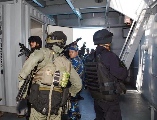 Phát triển lực lượng, bao vây tàu.