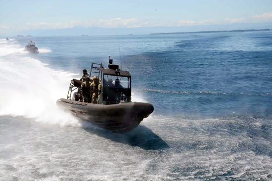 Xuồng cao tốc đưa các đội đặc nhiệm áp mạn tàu