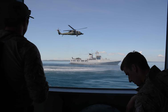 Các sĩ quan đặc nhiệm Mỹ quan sát diễn tập.