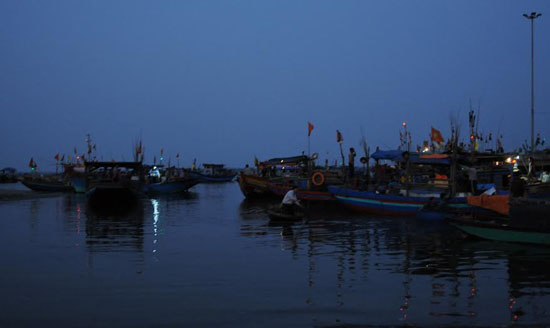 Tờ mờ bến cá Cửa Sót.