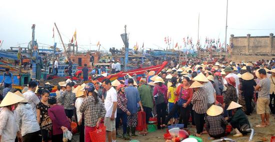 Toàn cảnh bến cá Cửa Sót.