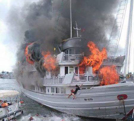 Cháy tàu du lịch ở TP Hạ Long