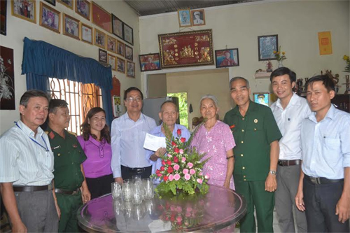 Thăm, tặng quà cựu chiến binh Điện Biên Phủ
