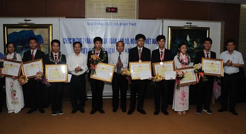 Khen thưởng đoàn học sinh đoạt giải Olympic Vật lý châu Á 