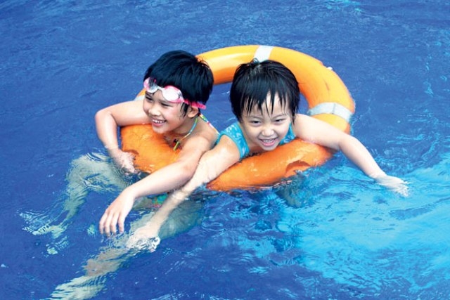 Hà Nội khuyến khích các bậc cha mẹ cho con em tham dự các lớp học bơi dịp hè 2016