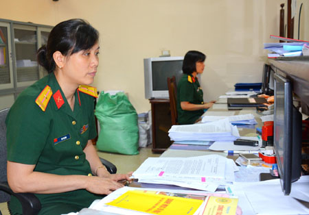 Nữ văn thư tận tụy