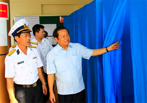 Đồng chí Đỗ Bá Tỵ kiểm tra công tác bầu cử ở huyện Trường Sa