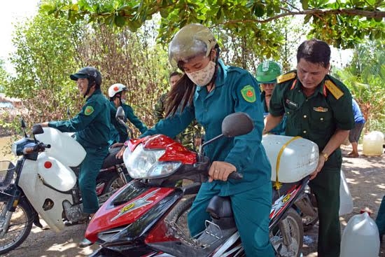 Ban CHQS huyện Tân Phú Đông cũng điều động 35 cán bộ, chiến sĩ dân quân cùng 60 can nhựa loại 30 lít để chuyển nước đến các hộ gia đình chính sách, neo đơn.