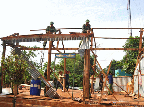 Điều động cán bộ, chiến sĩ lực lượng tự vệ giúp dân khắc phục hậu quả thiên tai