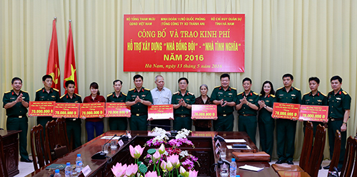 Trao kinh phí hỗ trợ xây dựng “Nhà tình nghĩa” và “Nhà đồng đội” tại tỉnh Hà Nam
