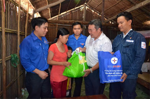 Tuổi trẻ điện lực TP Hồ Chí Minh sửa chữa điện miễn phí cho 120 gia đình chính sách