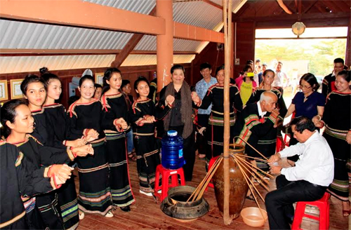 Đồng bào Công giáo Cư Êbur làm theo tấm gương Bác Hồ