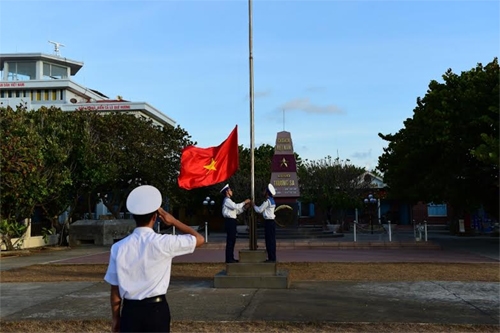 Lễ chào cờ, phát động thi đua chào mừng thành công bầu cử tại đảo Trường Sa lớn.