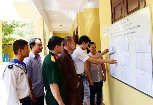 Quân dân thị trấn Trường Sa xem danh sách cử tri và ứng cử viên đại biểu Quốc hội, đại biểu HĐND các cấp.