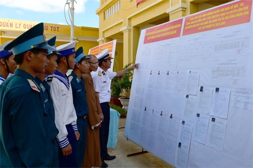 Cán bộ, chiến sĩ, nhân dân xem danh sách bầu cử trên đảo Phan Vinh.