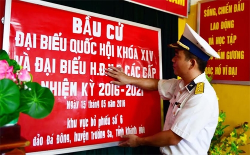 Thượng úy Nguyễn Toàn Thắng, Chính trị viên đảo Đá Đông kiểm tra lại khu vực bỏ phiếu của điểm A để bảo đảm trang trọng đúng nghi lễ trước khi tiến hành bầu cử.