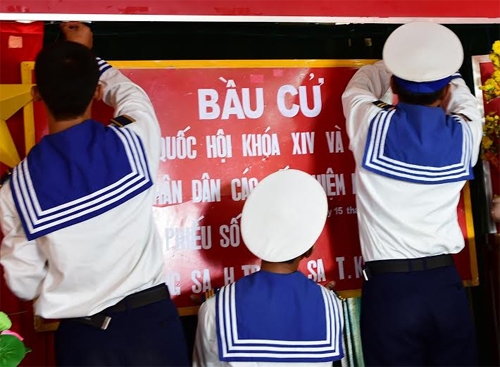 Các chiến sĩ trẻ, những người lần đầu tiên được cầm là phiếu bầu cử, háo hức chuẩn bị cho ngày lễ trọng đại.