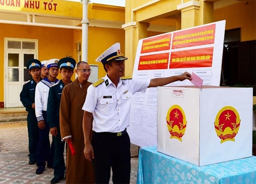 Cán bộ, chiến sĩ đảo Phan Vinh trao gửi niềm tin qua lá phiếu.