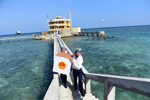 Ngay sau khi hoàn thành bầu cử, thùng phiếu và các tài liệu liên quan được chuyển về đất liền.