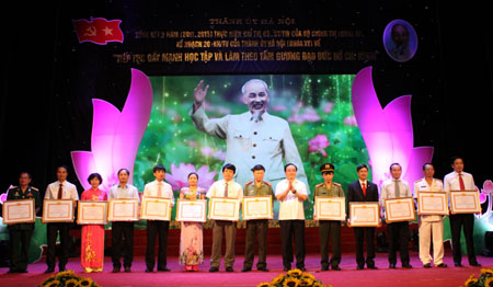 Phấn đấu “làm gương mẫu” như lời Bác Hồ dạy