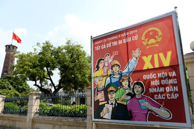 Một tấm tranh cổ động cỡ lớn được đặt trước Bảo tàng Lịch sử Quân sự Việt Nam.