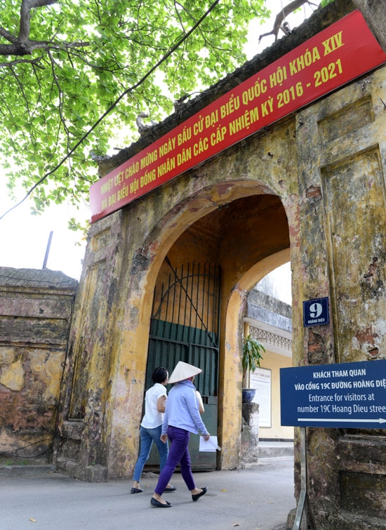 Cổng thành Hà Nội trên đường Hoàng Diệu cũng được treo băng rôn tuyên truyền bầu cử.