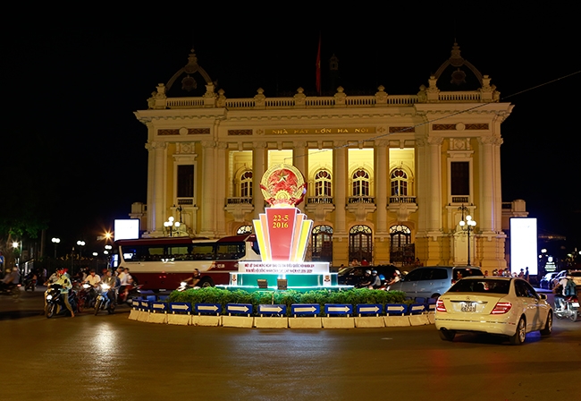 ...và Nhà hát lớn Hà Nội được trang trí công phu, lung linh khi đêm xuống.
