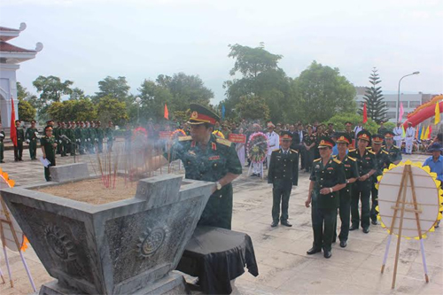 Kon Tum tổ chức đón, truy điệu và an táng 14 hài cốt liệt sĩ