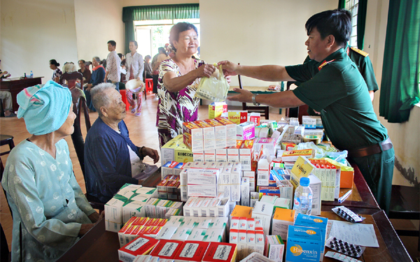 Khám bệnh, cấp thuốc miễn phí cho đồng bào vùng sâu tỉnh Sóc Trăng