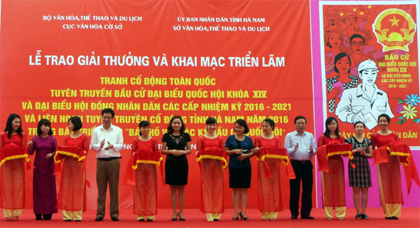 Triển lãm tranh cổ động tấm lớn tuyên truyền về bầu cử 