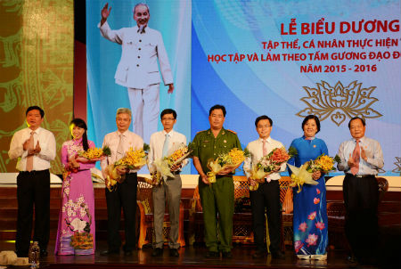 Nhân lên những bông hoa đẹp