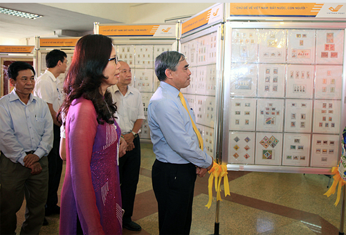 Trưng bày nhiều bộ tem bưu chính về ngày bầu cử Quốc hội qua các thời kỳ