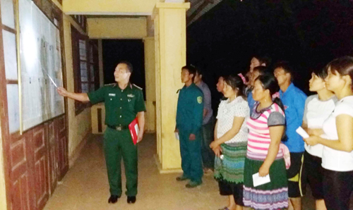 Bám bản vận động nhân dân đi bầu cử