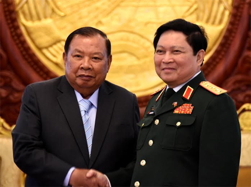 Bộ trưởng Quốc phòng Ngô Xuân Lịch chào Tổng bí thư Đảng NDCM Lào, Chủ tịch nước CHDCND Lào Bun-nhăng Vô-la-chít
