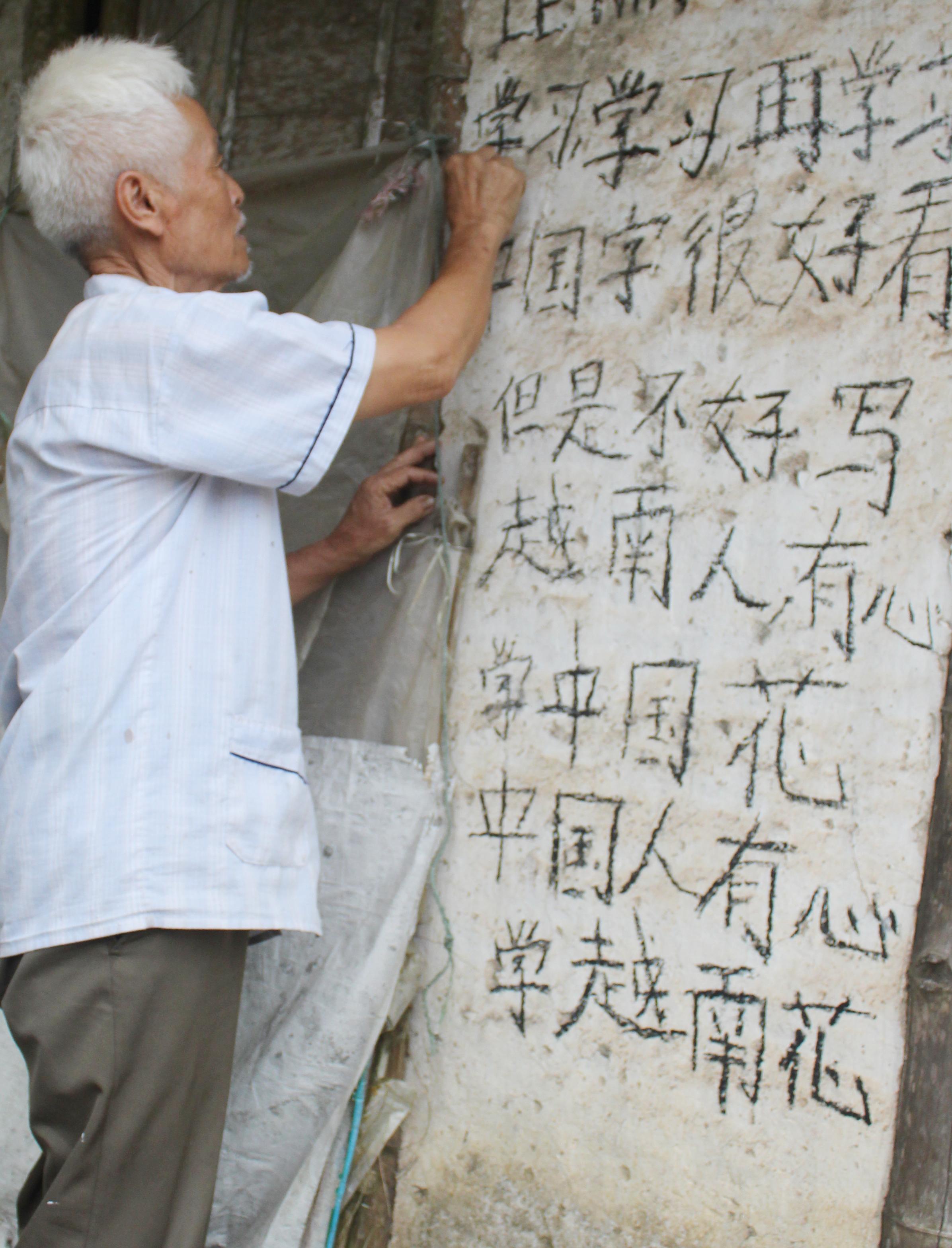 Cụ ông mê học ngoại ngữ
