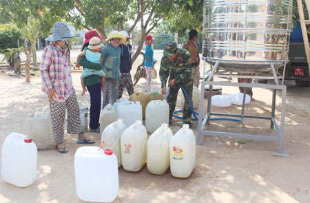 Tiết kiệm để dành tiền mua nước ngọt giúp dân