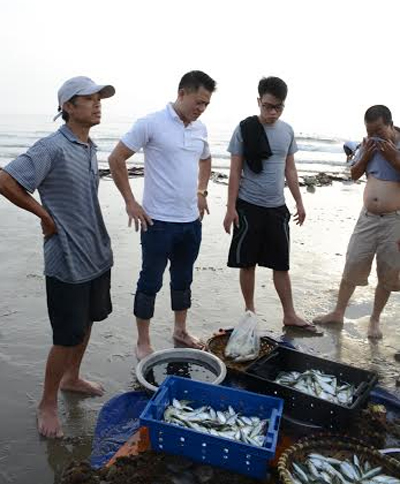 Đánh cá trên bãi biển biển Cửa Lò