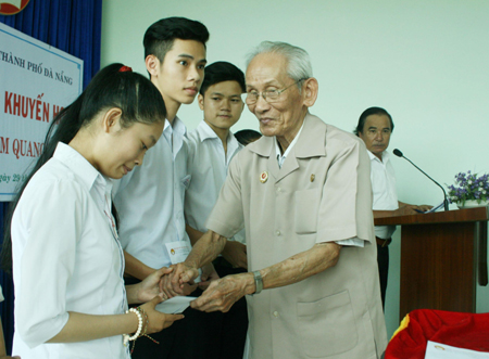 Vinh dự 7 lần được gặp Bác Hồ