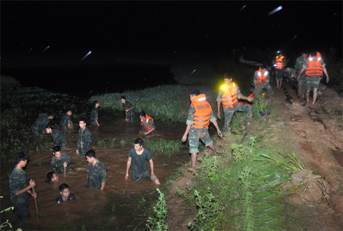 Dầm mưa giúp dân chống lũ
